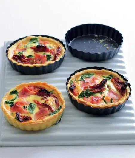 Quiche se šunkou, sušenými rajčaty a rukolou