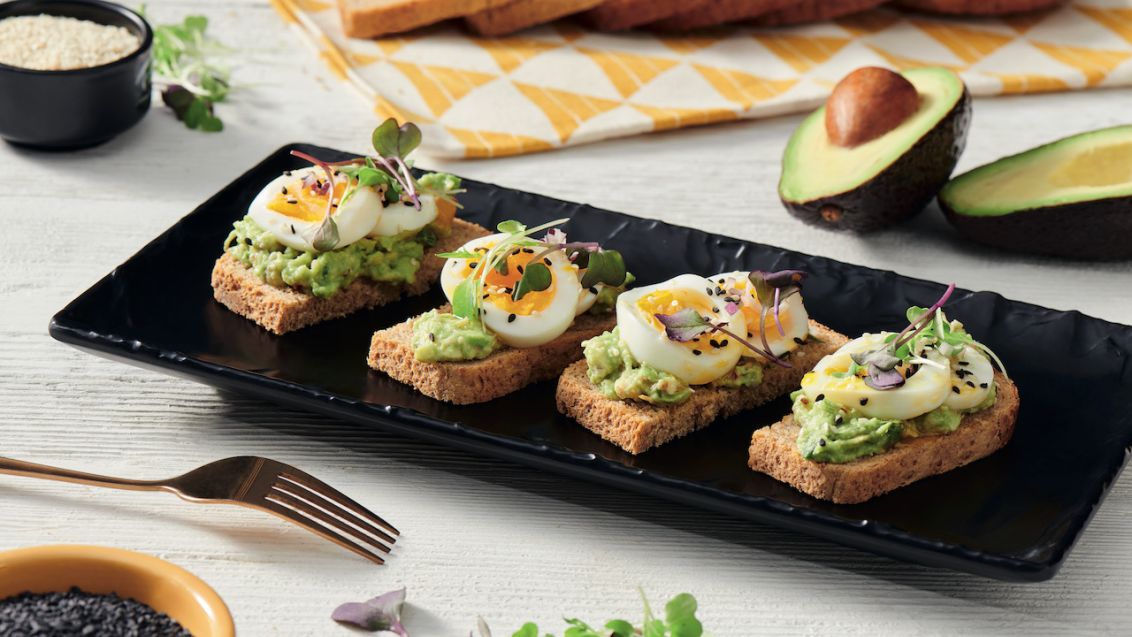 Healthy Breakfast: Wholegrain Bread with Avocado Spread and Egg