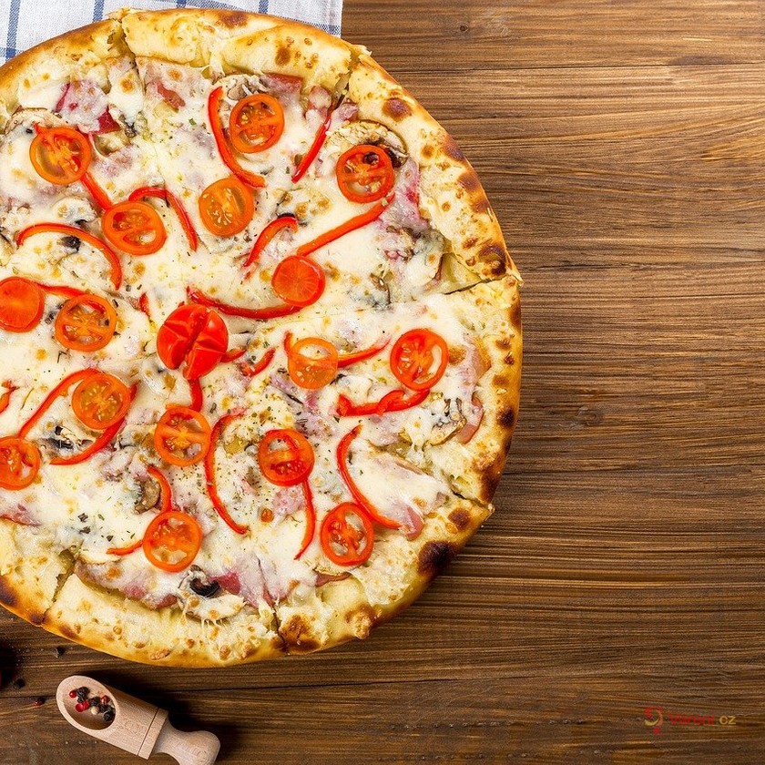 Pizza se smetanovým sýrovým základem
