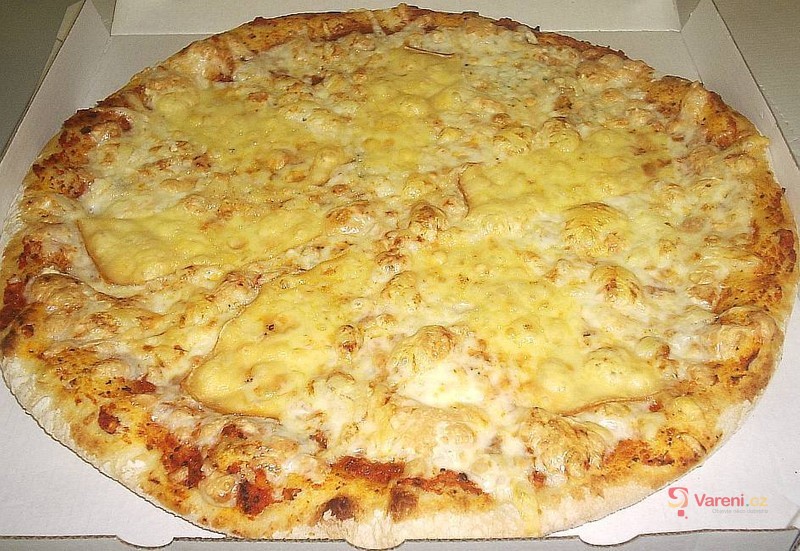 Pizza quattro formaggi s pěti druhy sýrů
