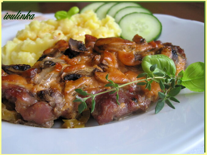 Pork Neck Slices with Leeks, Mushrooms and Mayonnaise-Ketchup Sauce