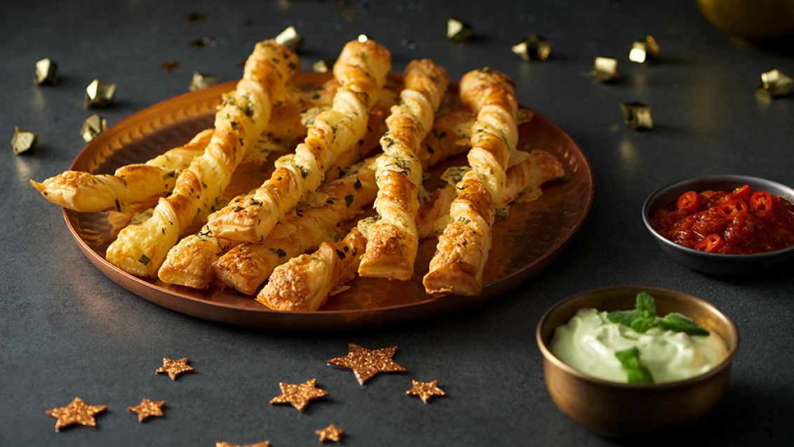 Slané tyčinky se sýrem cheddar a dvěma salsami