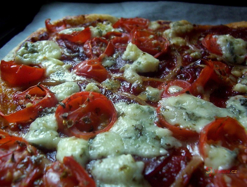 Rychlá pizza s rajčaty a parmazánem
