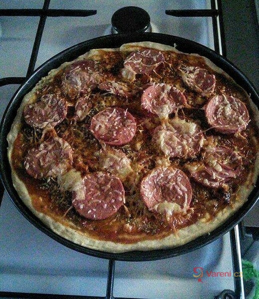 Tenká pizza z nekynutého těsta