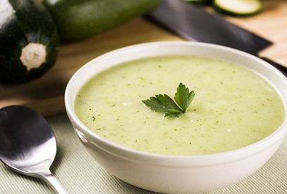Cuketová polévka se zakysanou smetanou a kari