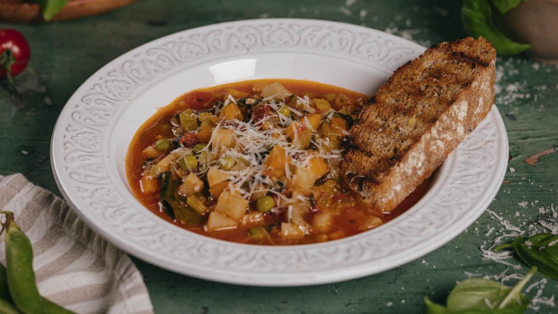 Minestrone s rajčaty a parmazánem
