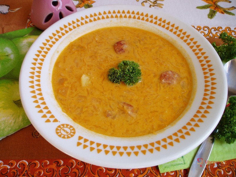 Zelňačka s klobásou a smetanou