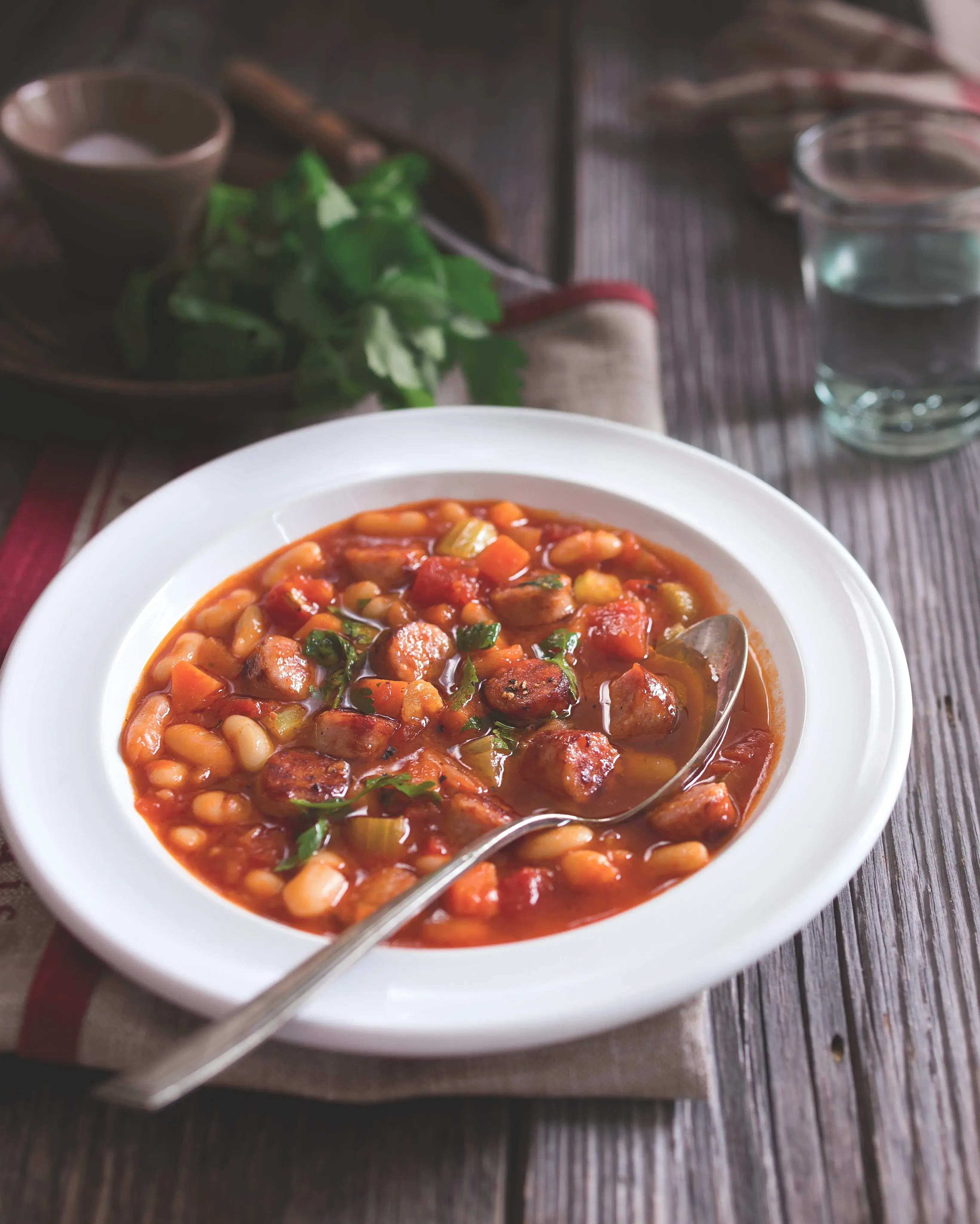 Minestrone s klobásami a bílými fazolemi