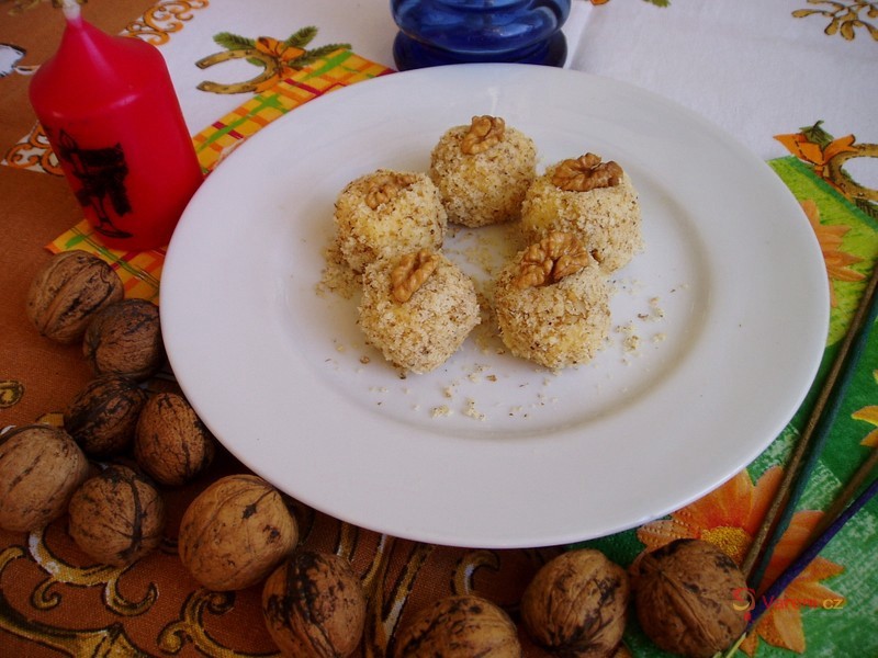 Piquant Cheese Bites with Blue Cheese and Nuts
