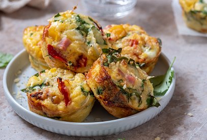 Slané muffiny ve slanině s vejci a sýrem