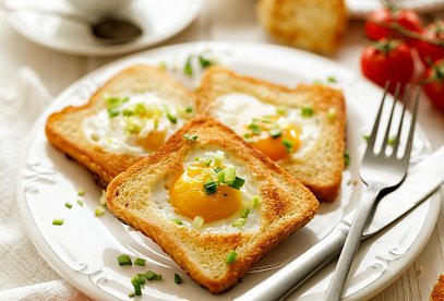 Zapečené toasty s vejci a čedarem