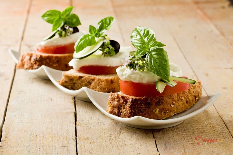 Italian Canapés with Mozzarella and Tomatoes