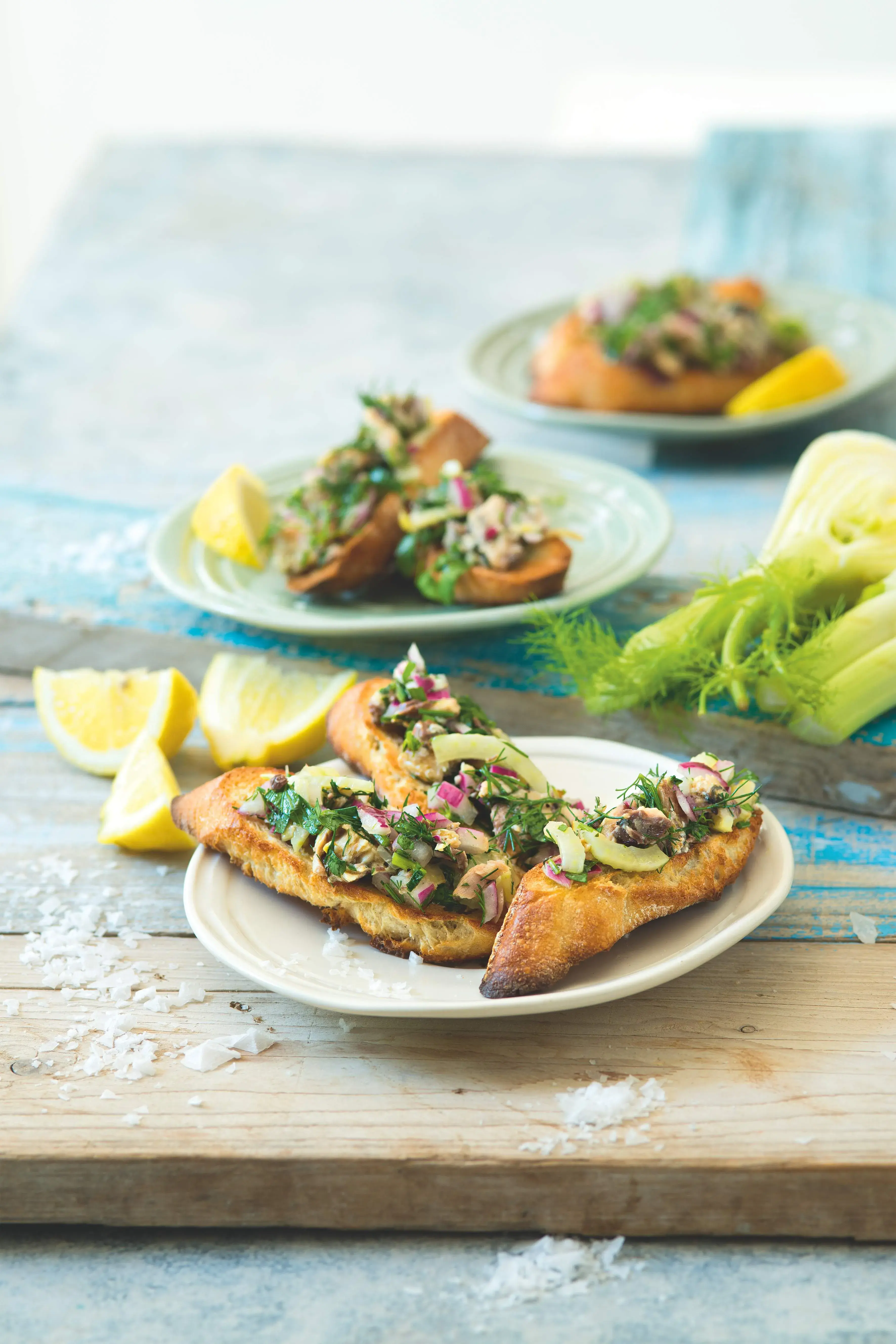 Sardinková bruschetta s fenyklem a červenou cibulí