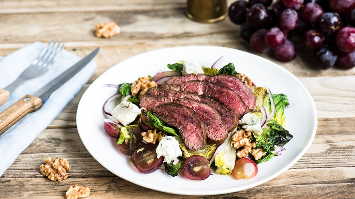 Striploin steak se salátem, modrým sýrem a ořechy
