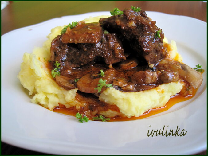 Beef Cheeks with Marjoram, Garlic and Mushrooms