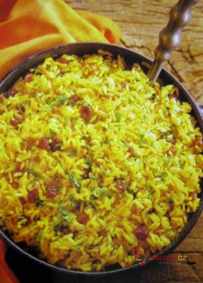 Šafránový pilaf s rozinkami a piniovými oříšky
