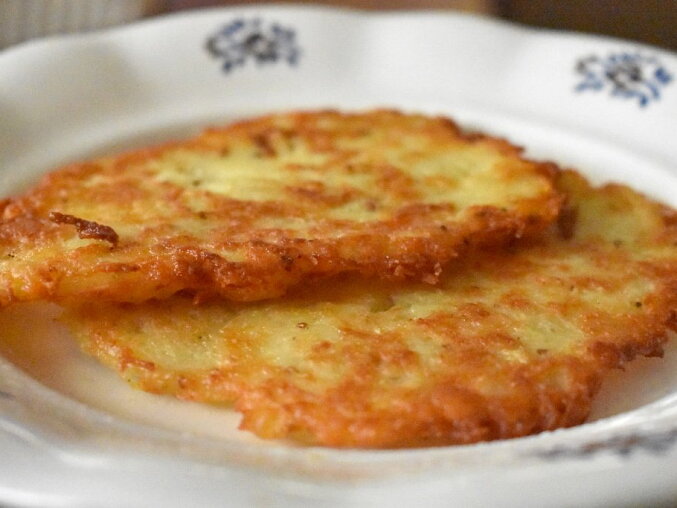 Bramborové placky s nivou a cibulí (Czech Potato Pancakes with Niva Cheese and Onion)