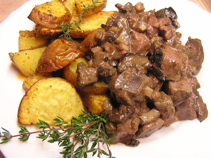 Vepřová játra na cibulce s houbami a slaninou