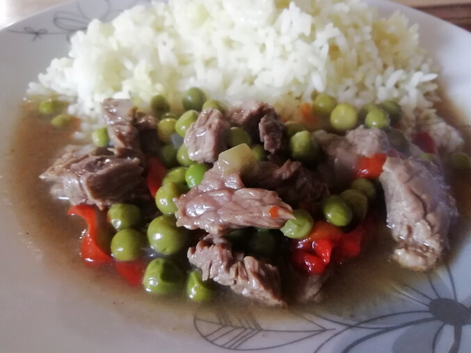 Gypsy-Style Beef Strips with Peppers and Peas