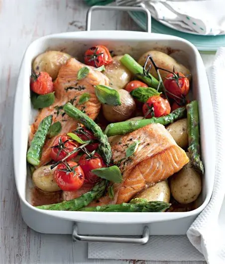 Baked Salmon with Cherry Tomatoes and Asparagus