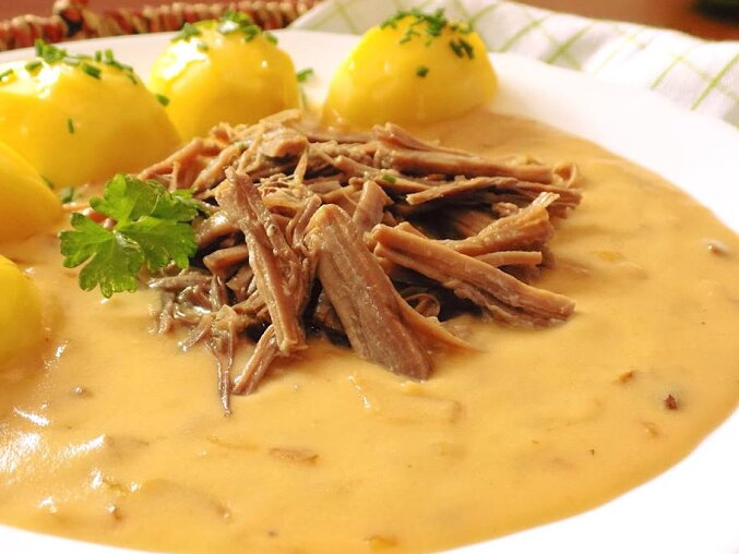 Trhané hovězí s cibulovo-hořčičnou omáčkou