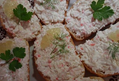 Chlebíčky s pomazánkou ze surimi tyčinek