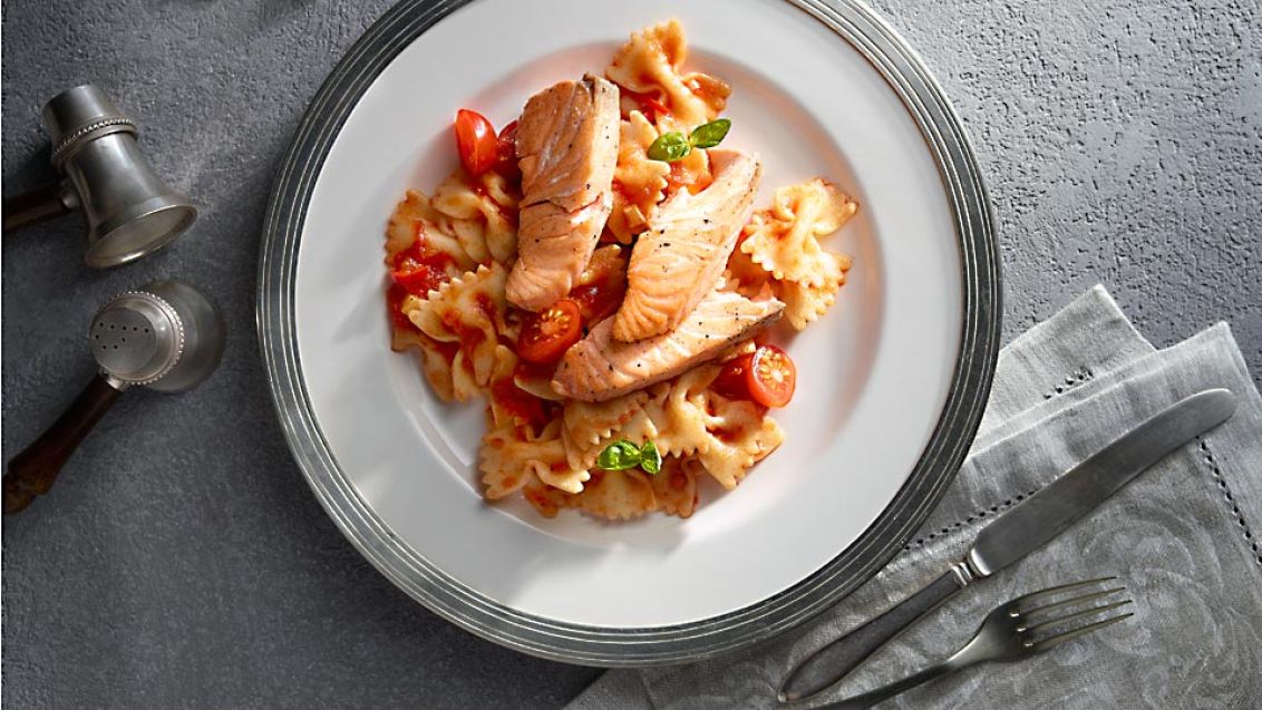 Farfalle with Tomato Sauce and Pan-Fried Salmon