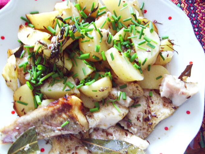 Baked Fish with New Potatoes in One Dish