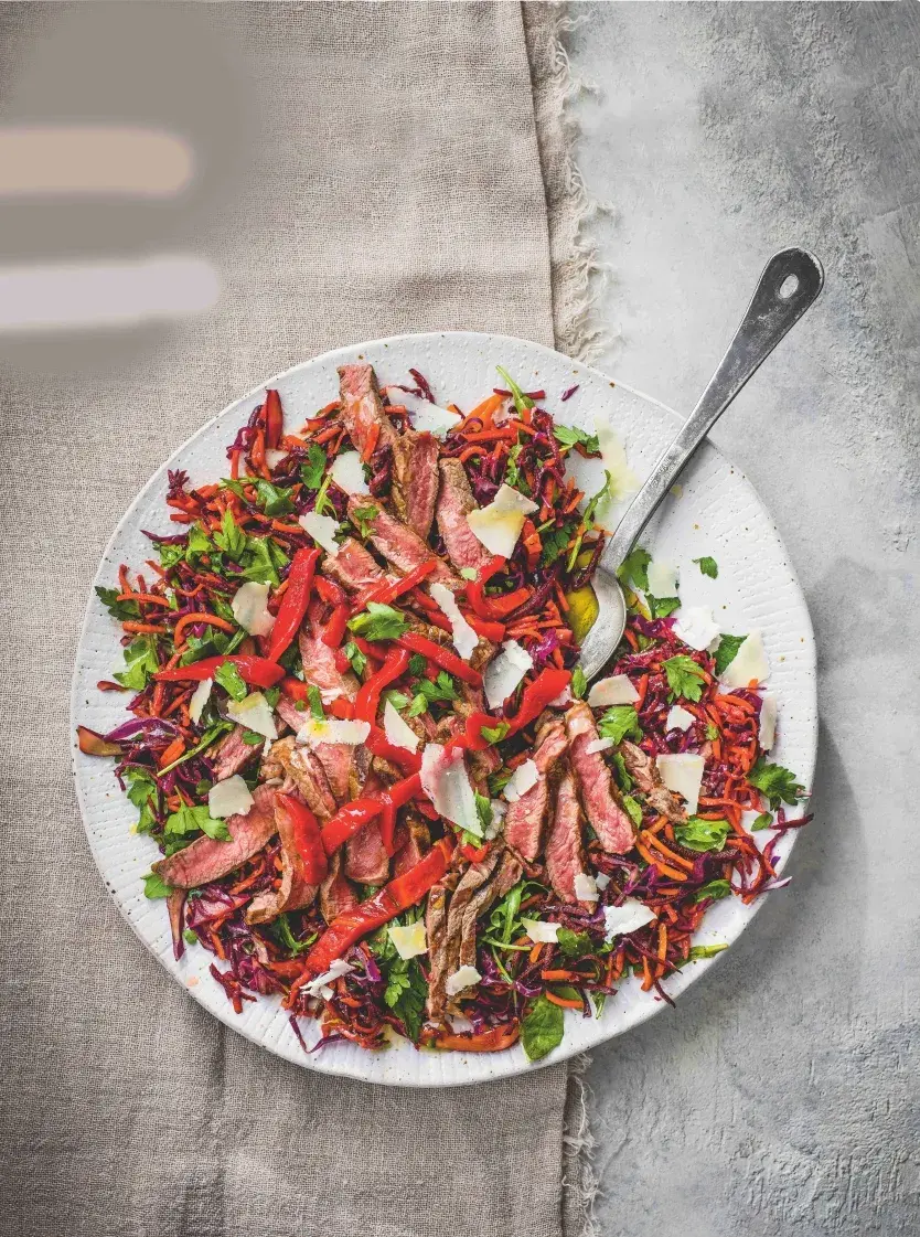 Krájený hovězí steak na zelném salátu s mrkví a řepou