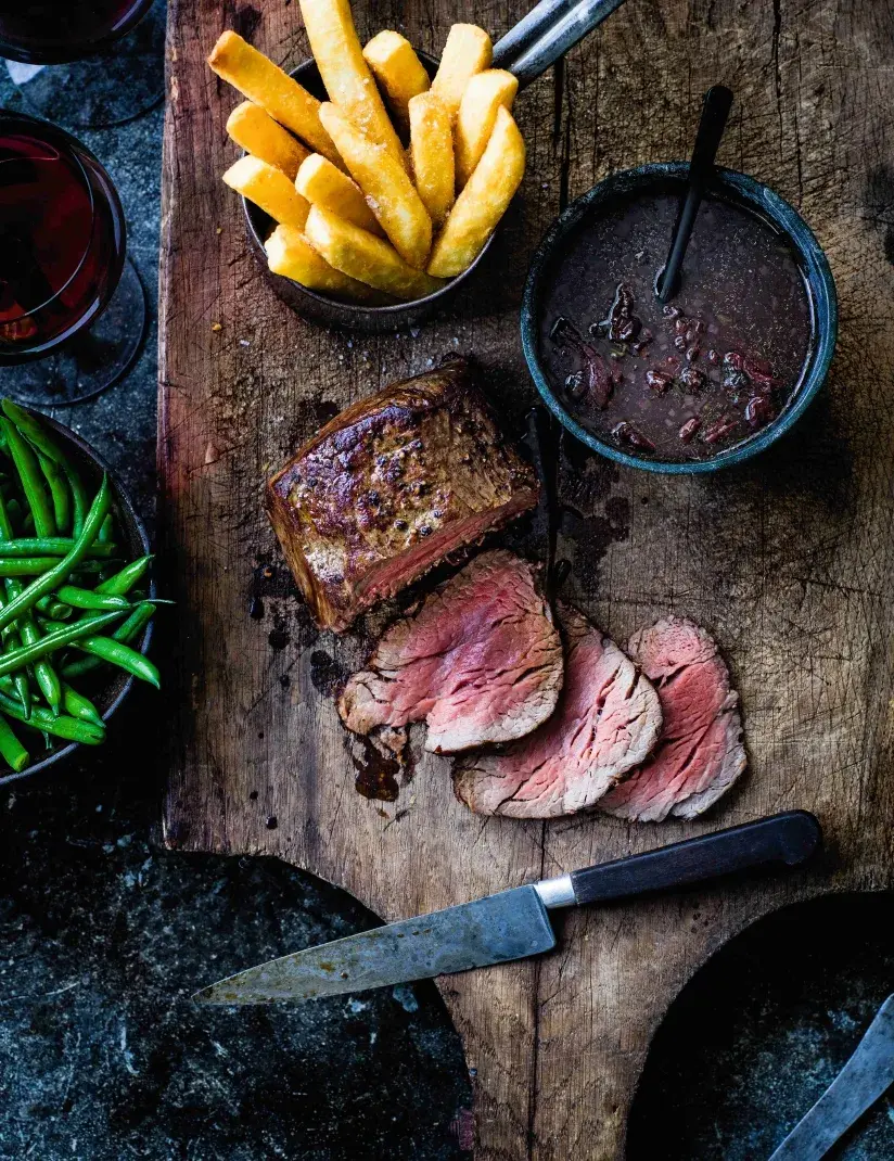 Hovězí steak s portskou omáčkou a hranolky