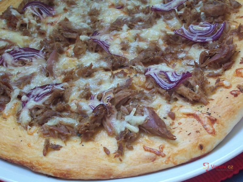 Domácí pizza s tuňákem a červenou cibulí