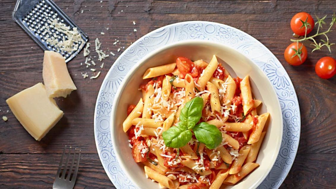 Rychlé penne s rajčatovou omáčkou a sýrem Grana Padano