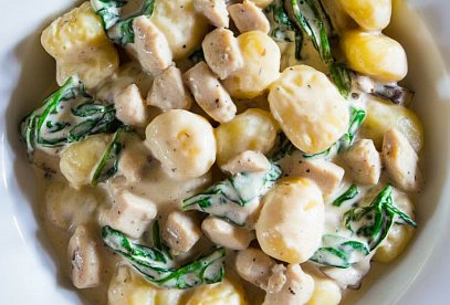 Gnocchi v česnekové omáčce se špenátem a kuřecím masem