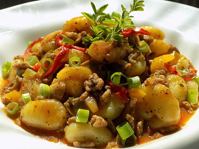 Gnocchi s mletým masem a zeleninou na jedné pánvi