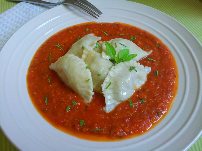 Domácí houbové ravioli s pečenou rajčatovou omáčkou