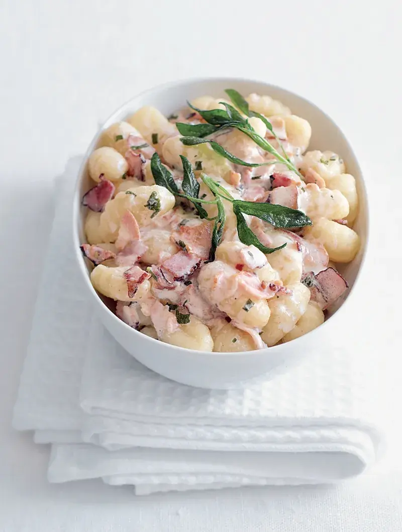 Gnocchi se slaninou a šalvějovou smetanou