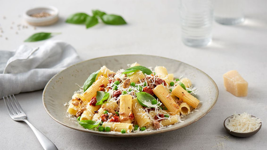 Pasta with Minced Beef, Sun-Dried Tomatoes and Peas