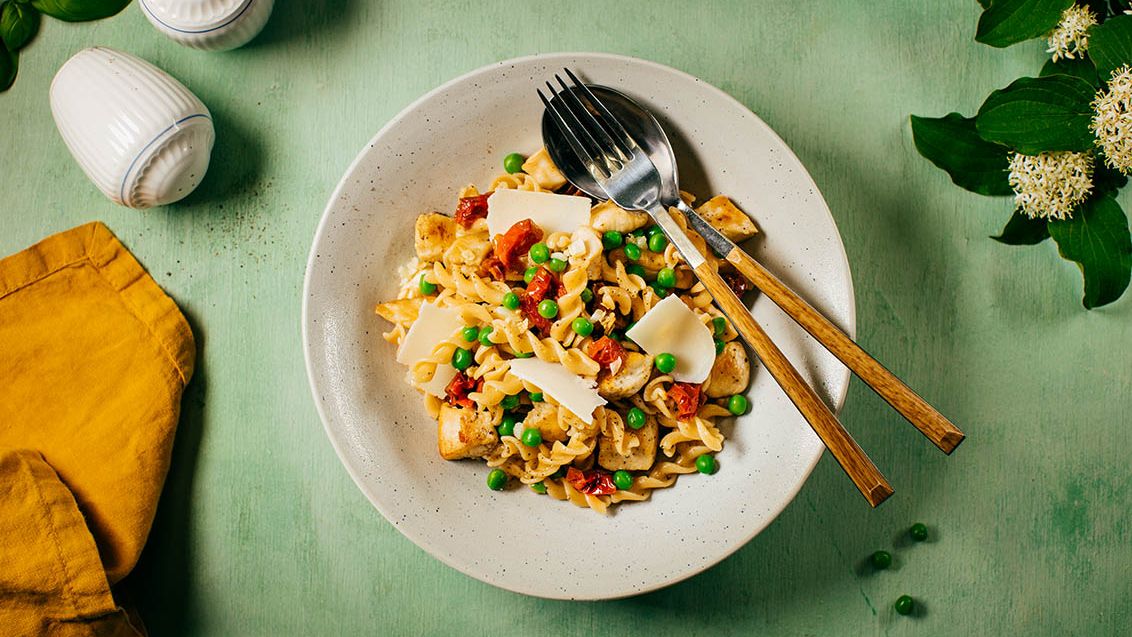 Pasta with Chicken, Sun-Dried Tomatoes and Peas