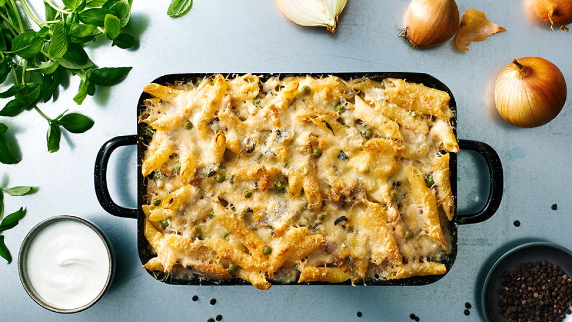 Zapečené penne s kuřecím masem, hráškem a dvěma druhy sýra