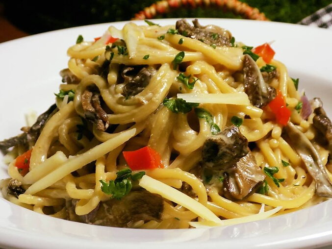 Spaghetti with Mushrooms Cooked in Broth