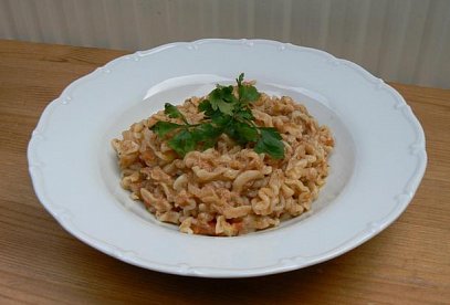 Těstoviny s tuňákem, rajčaty a bazalkou