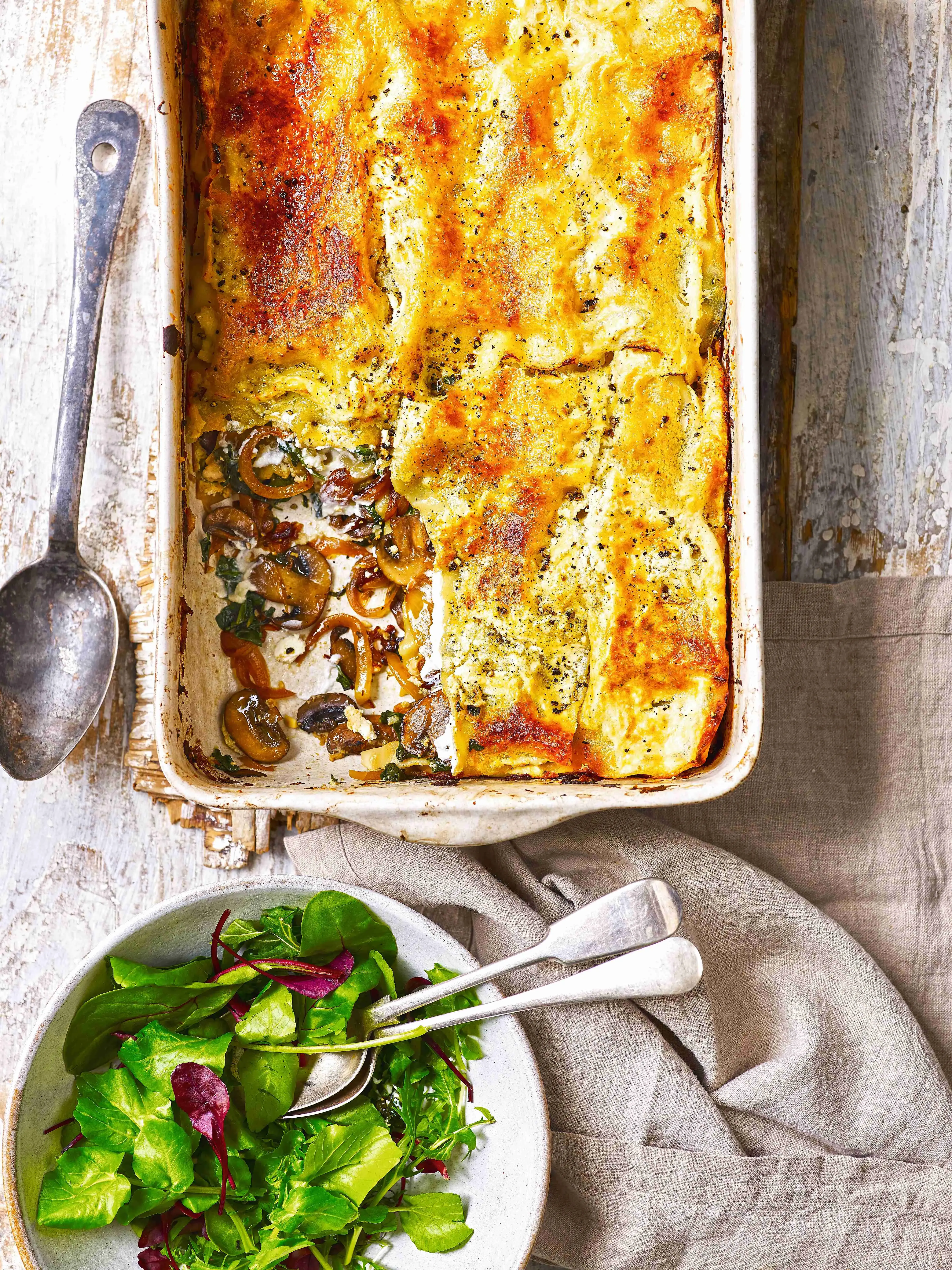 Lasagne se špenátem, žampiony a karamelizovanou cibulkou
