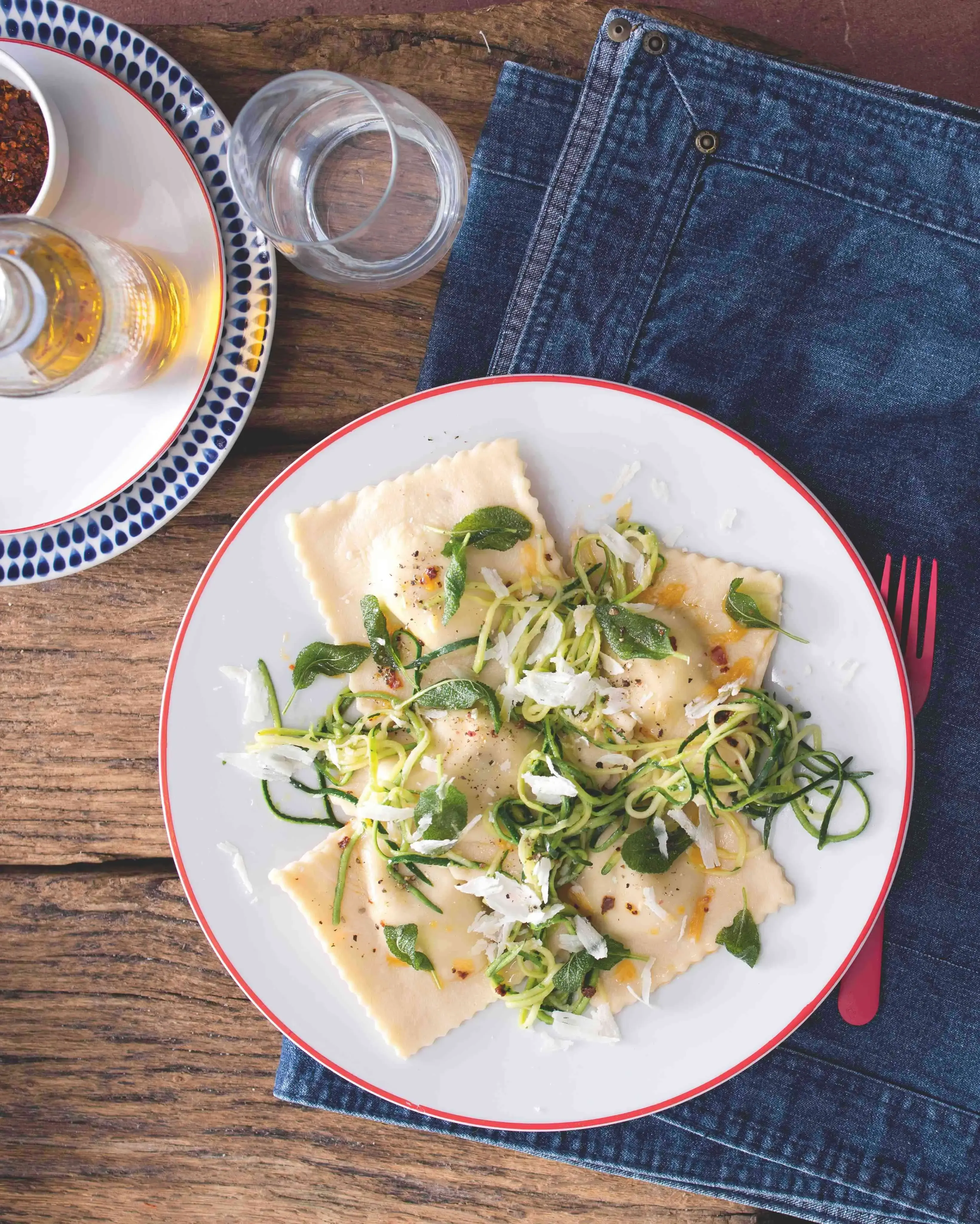 Domácí ravioly s cuketou, mascarpone a šalvějí