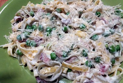 Tagliatelle with Cream Sauce, Peas and Prosciutto