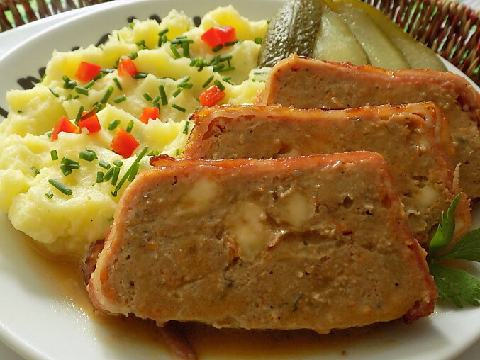 Šlehaná vepřová sekaná se sýrem a tvarohem