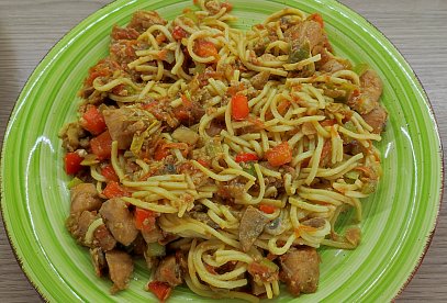Nudle s hoisin omáčkou a kuřecím masem