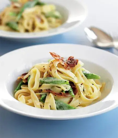 Tagliatelle s fazolkami a křupavým prosciuttem