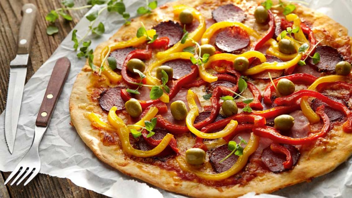 Domácí pizza se šunkou a salámem