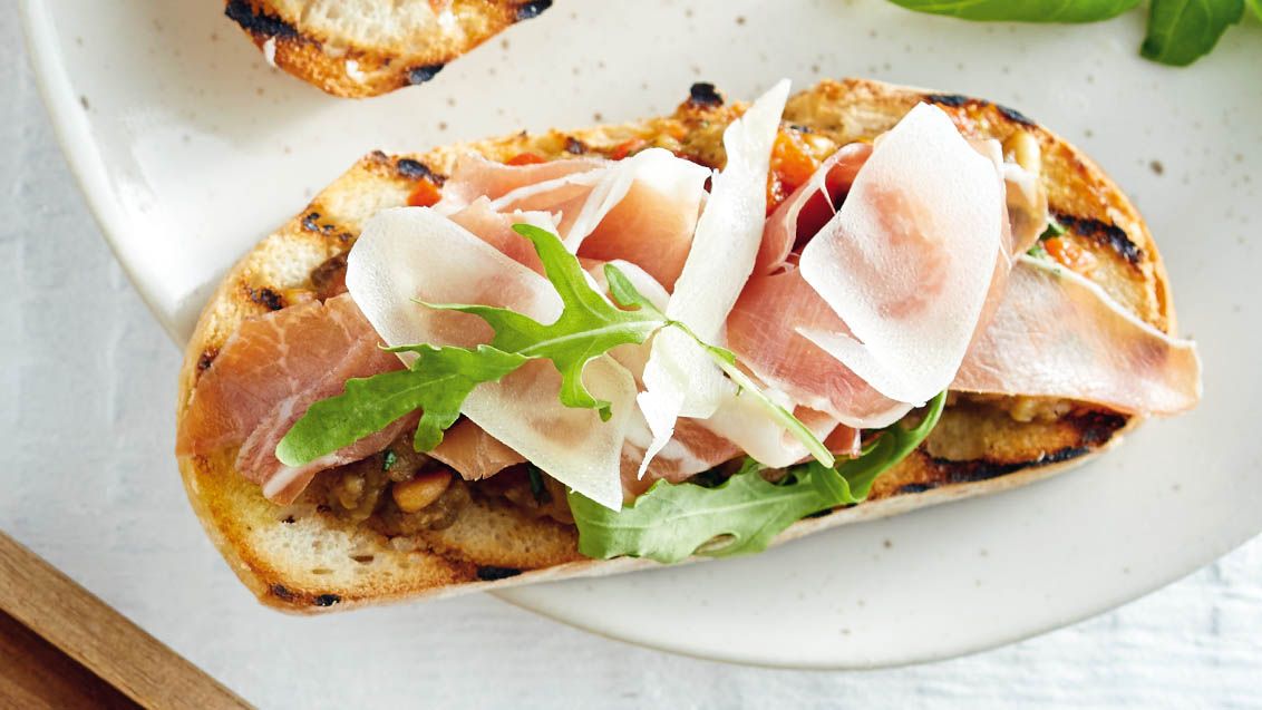 Bruschetta s lilkovým kaviárem a šunkou