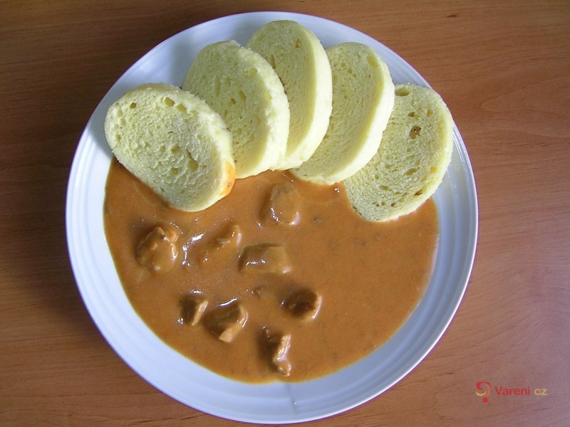 Dušené vepřové kostky na paprice